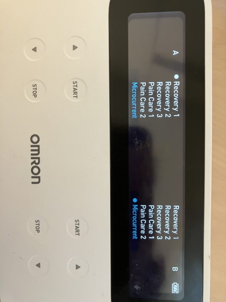 オムロン低周波治療器の操作画面。A・Bそれぞれでモード選択が可能。
