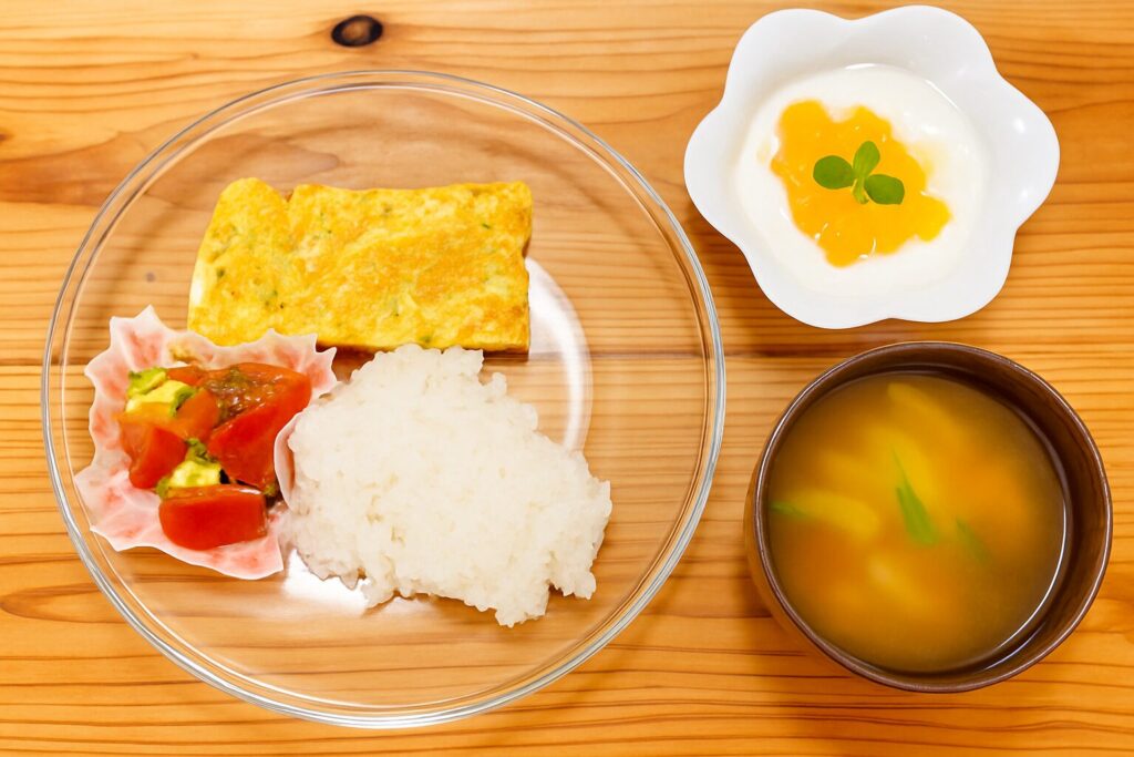桜えびと青のり入りオムレツ、トマトとアボカドのサラダ、白ごはん、ヨーグルト、味噌汁の朝ごはんプレート