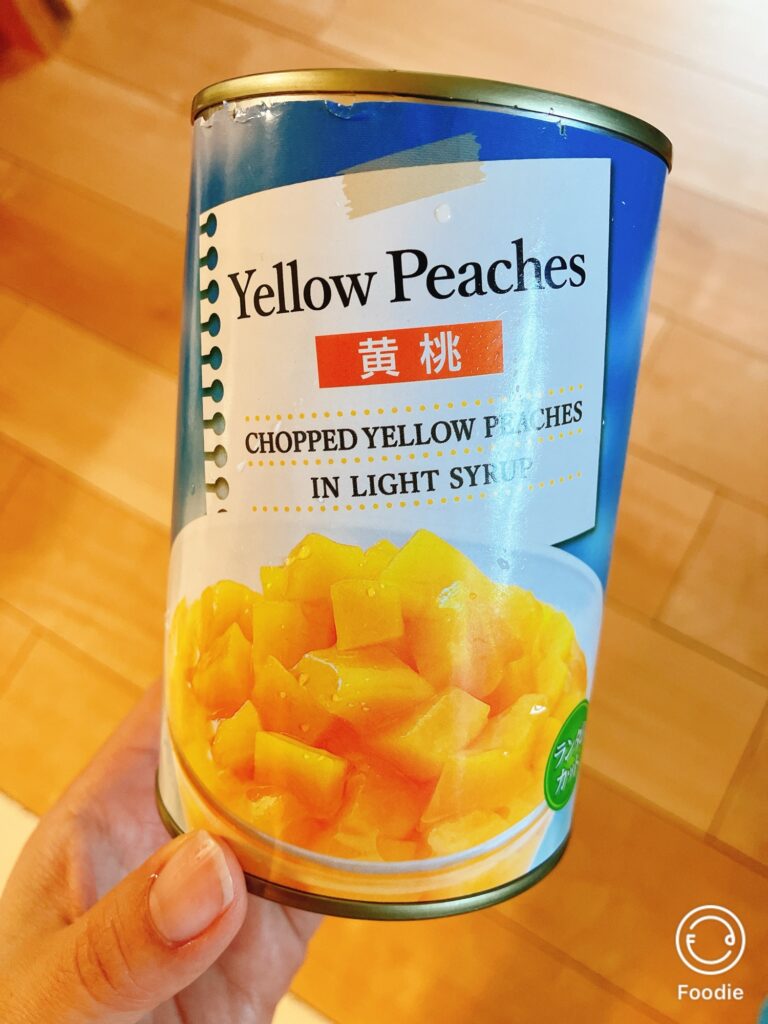 カットされた黄桃の缶詰。ヨーグルトのトッピングにもおすすめ