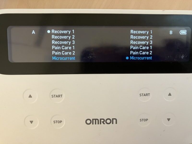 オムロン低周波治療器の操作画面。A・Bそれぞれでモード選択が可能。
