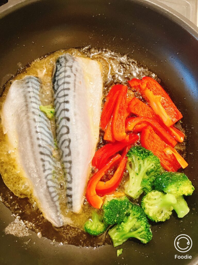 骨取り塩サバを焼いた料理と彩り野菜