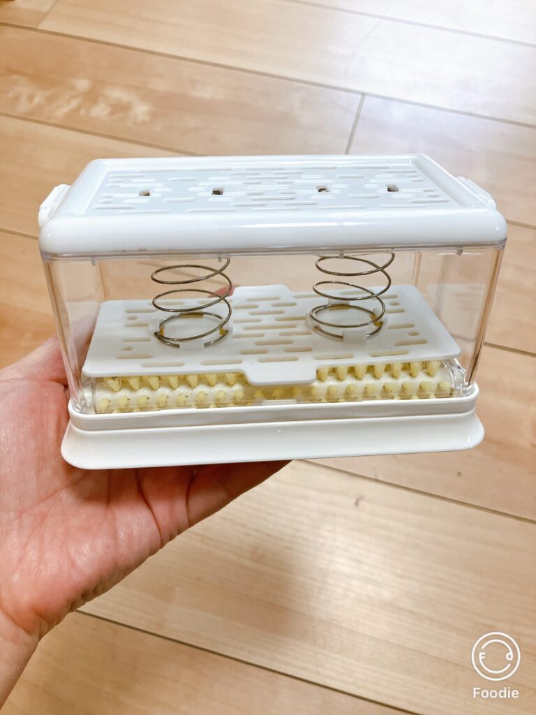 届いたウタマロ石けんブラシ付きケース。シンプルで清潔感のあるデザイン