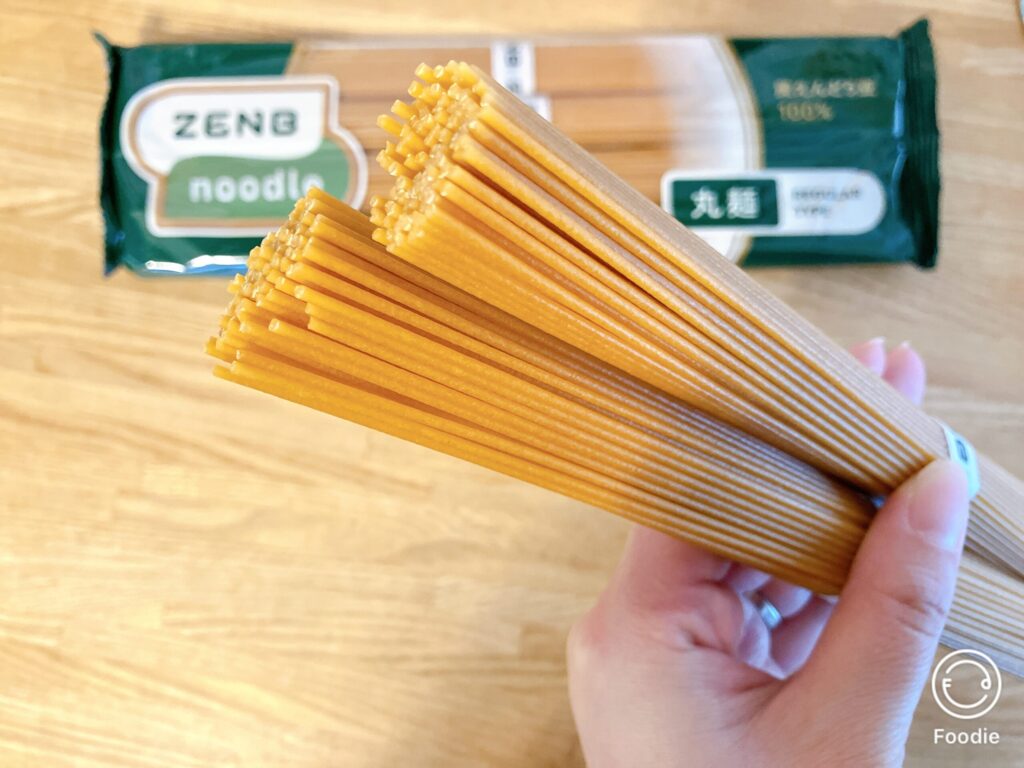 手に持ったZENBヌードル丸麺のアップ写真
