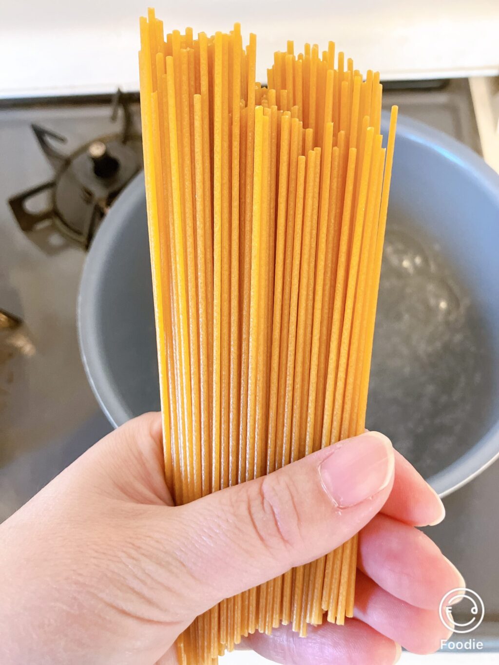 茹でる前のZENBヌードルを手に持っている様子