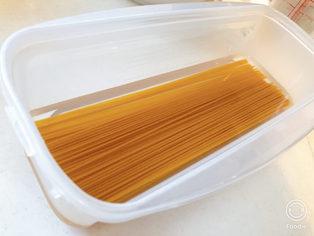 耐熱容器に水と麺を入れて電子レンジ調理する準備をしたゼンブヌードル