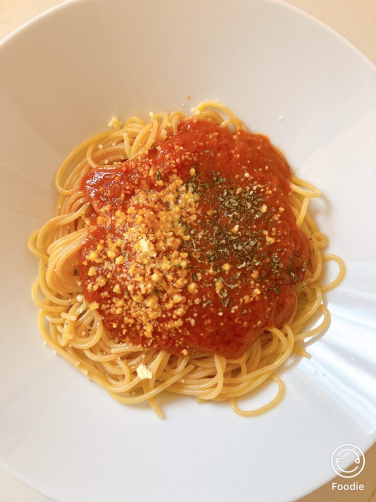 ゼンブヌードルにトマトソースと粉チーズをかけたパスタ。鮮やかな赤いソースとチーズのコントラストが食欲をそそる一皿