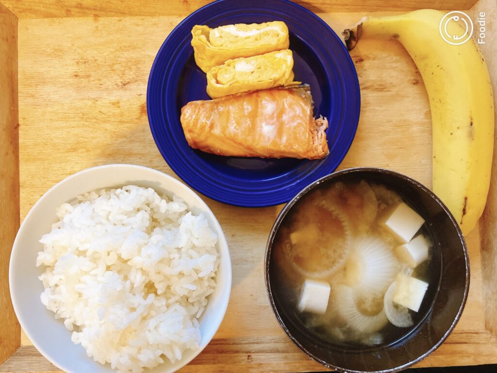 鮭・卵焼き・ごはん・豆腐と玉ねぎの味噌汁・バナナが並んだ試合当日の朝食メニューの写真