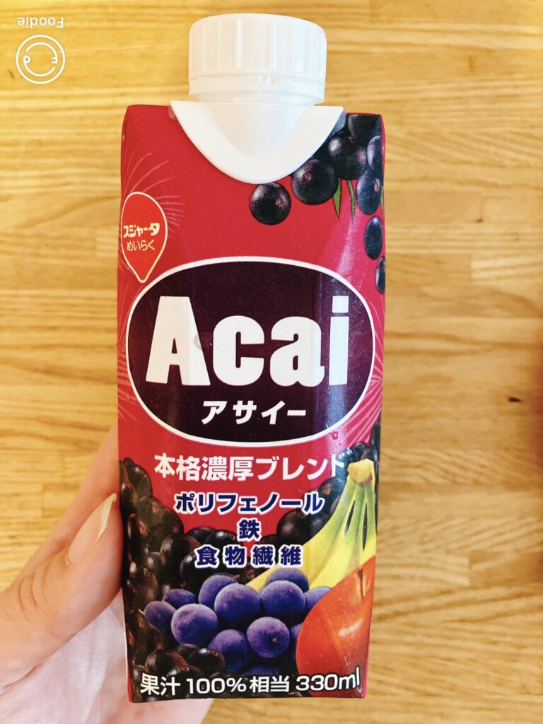 アサイー果実やバナナなどをブレンドしたアサイードリンクのパッケージ（正面）。ポリフェノール・鉄・食物繊維が配合されている。