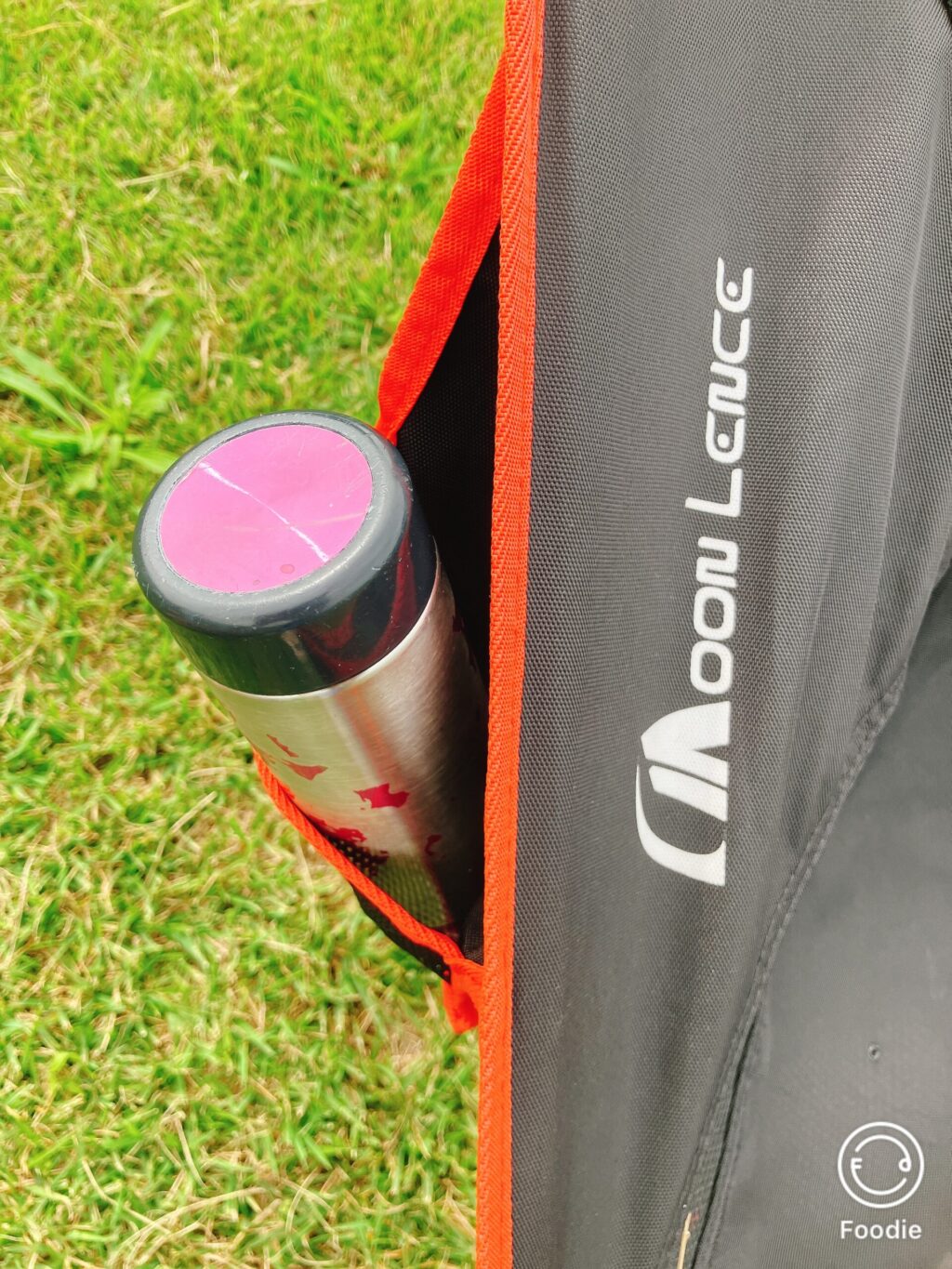 椅子の横ポケットにステンレス水筒が入っている様子。もう片方のポケットにはスマホも収納できる