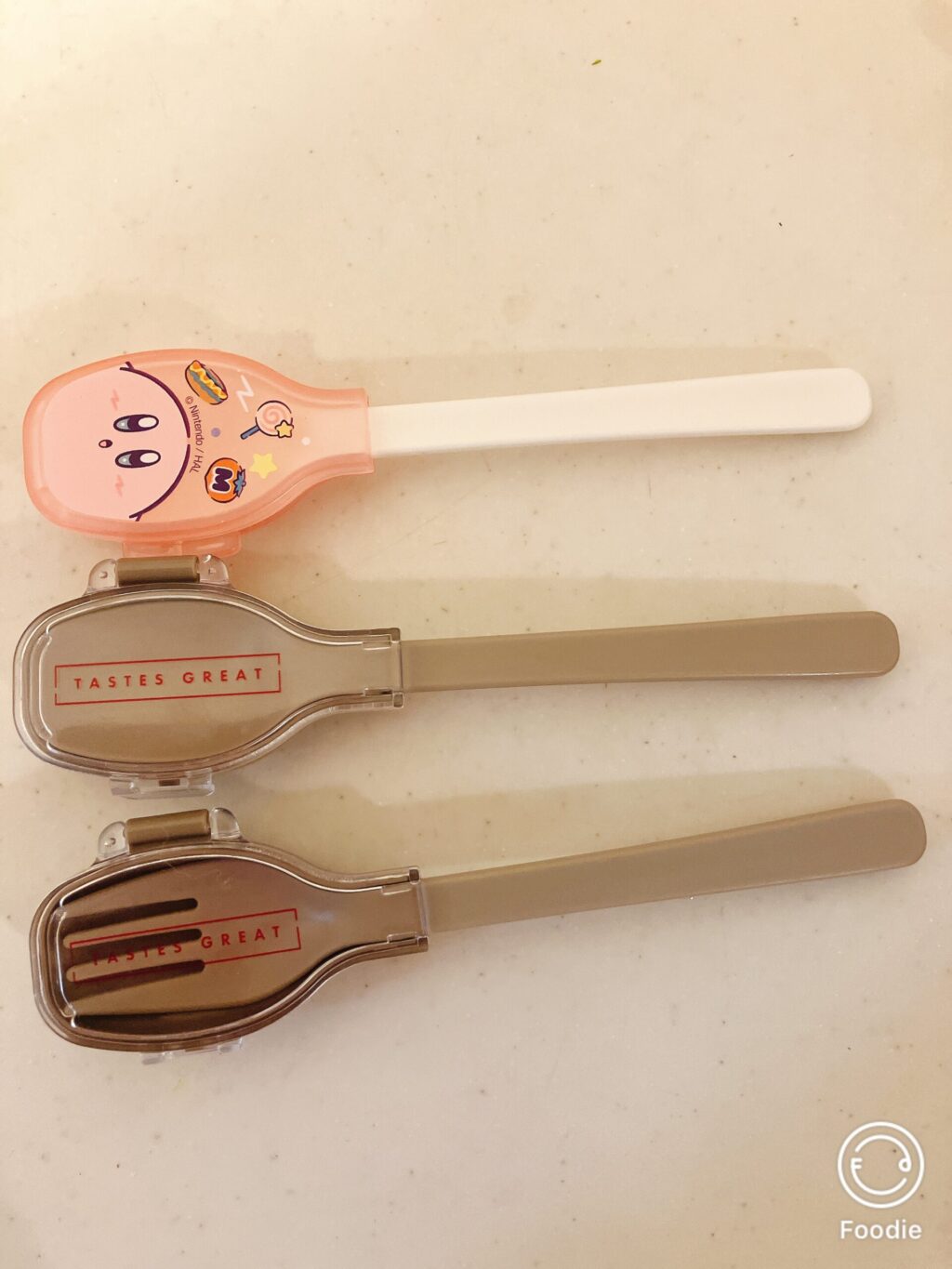 カービィのスプーンとTASTES GREATのスプーンを並べた写真