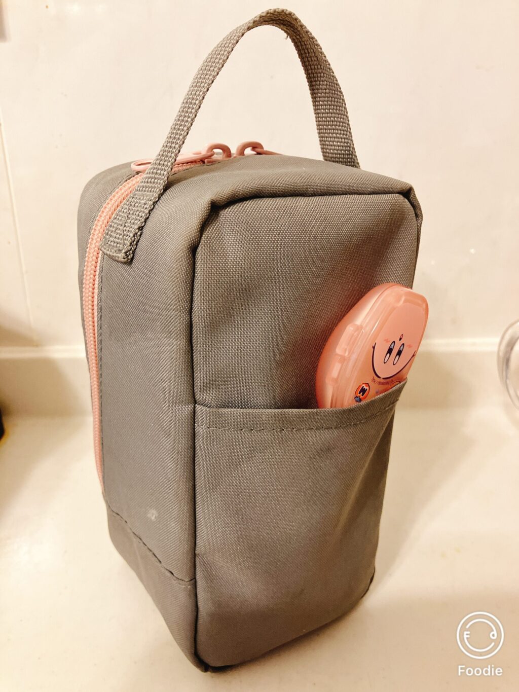 スープジャーを入れたグレーの保温バッグとカービィのスプーンケース