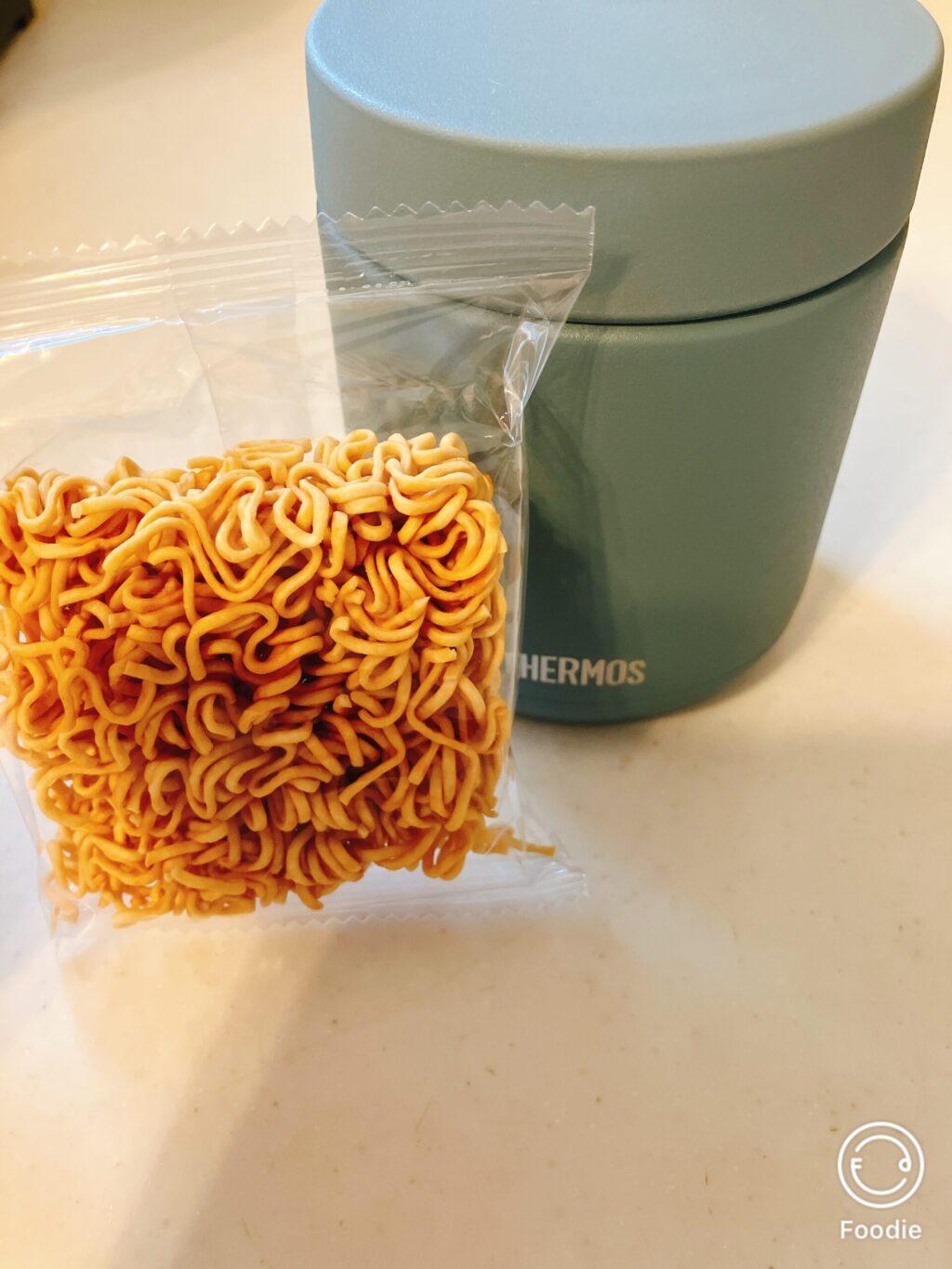 無印良品のミニラーメンとサーモスのスープジャーを並べた写真