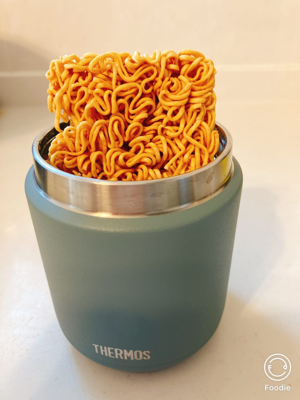 スープジャーに無印良品のミニラーメンを入れる様子