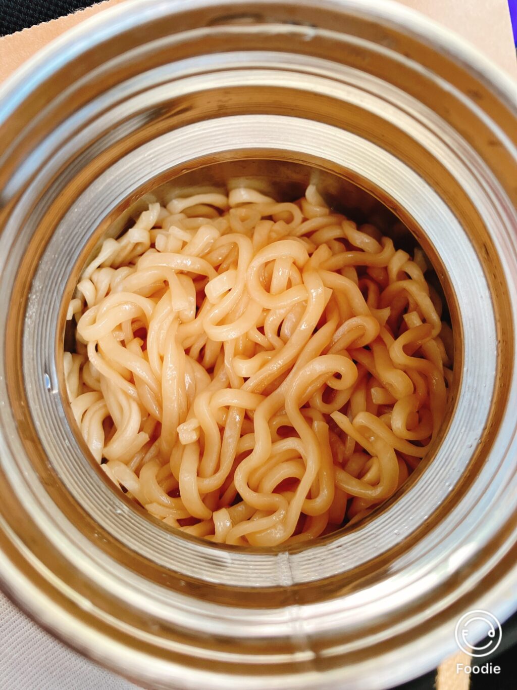 サーモスのスープジャーに入った無印良品のミニラーメン
