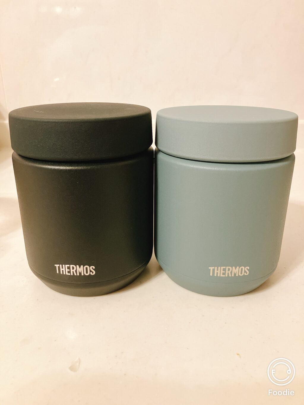黒とくすみブルーのサーモススープジャーを並べた写真