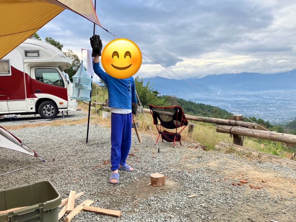 ギプスは取れたものの歩行は禁止のまま、キャンプで外の空気を感じて過ごす小学生の男の子