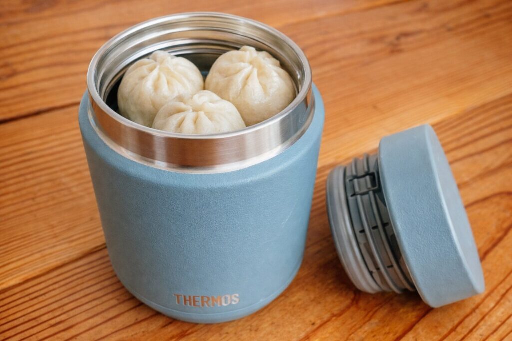 サーモスのスープジャーに小さめの肉まんを入れた様子
