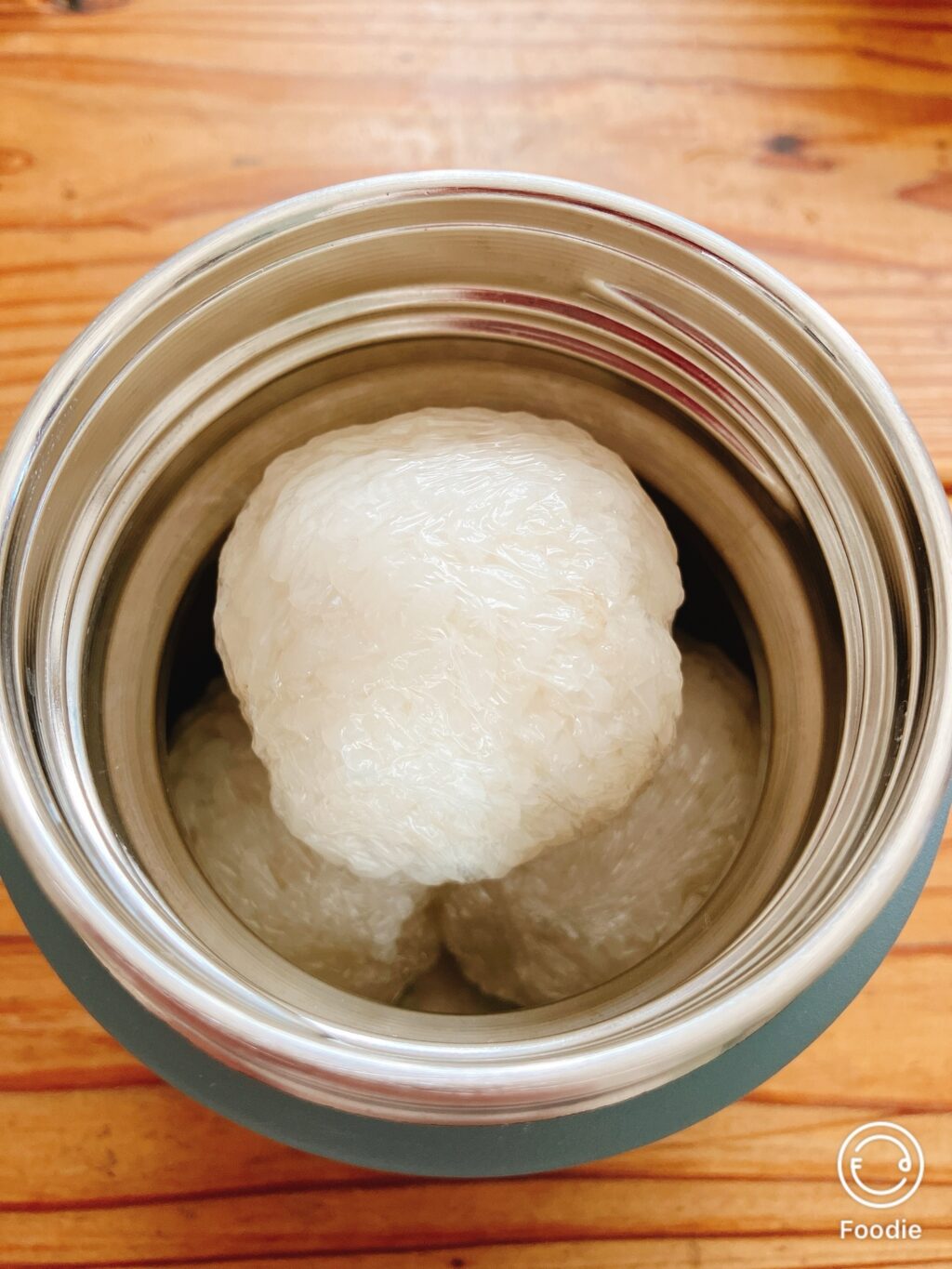 サーモス300mlのスープジャーに小さめおにぎりを3個入れた様子
