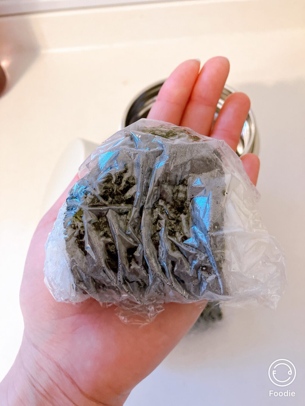 ラップで包んだ手作りおにぎり（スープジャーに入れるサイズ）