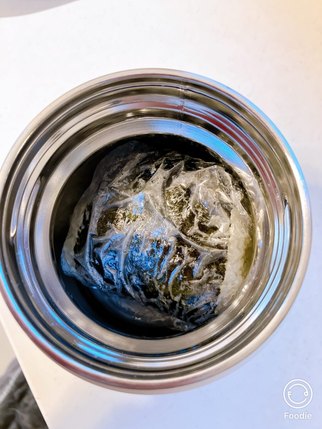 スープジャーに入れたおにぎり（ラップに包んだおにぎりを2段に重ねて収納）